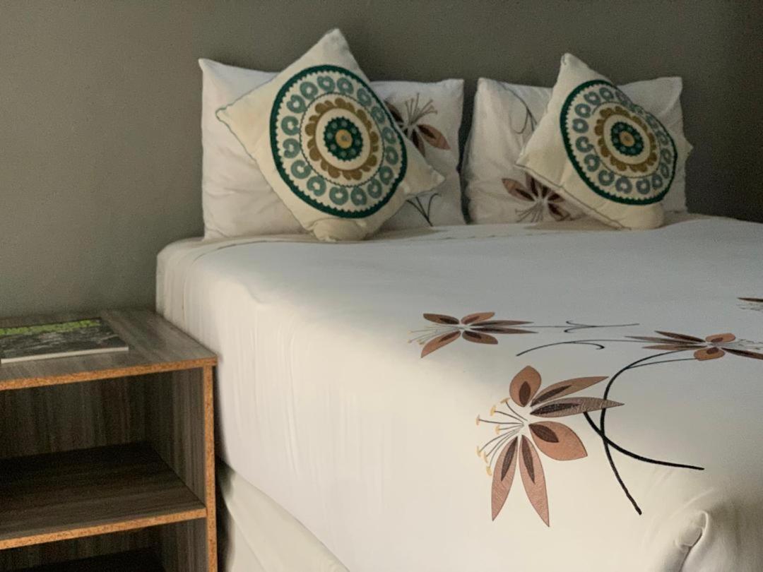 Jungle Breeze Home Stay Касане Екстериор снимка