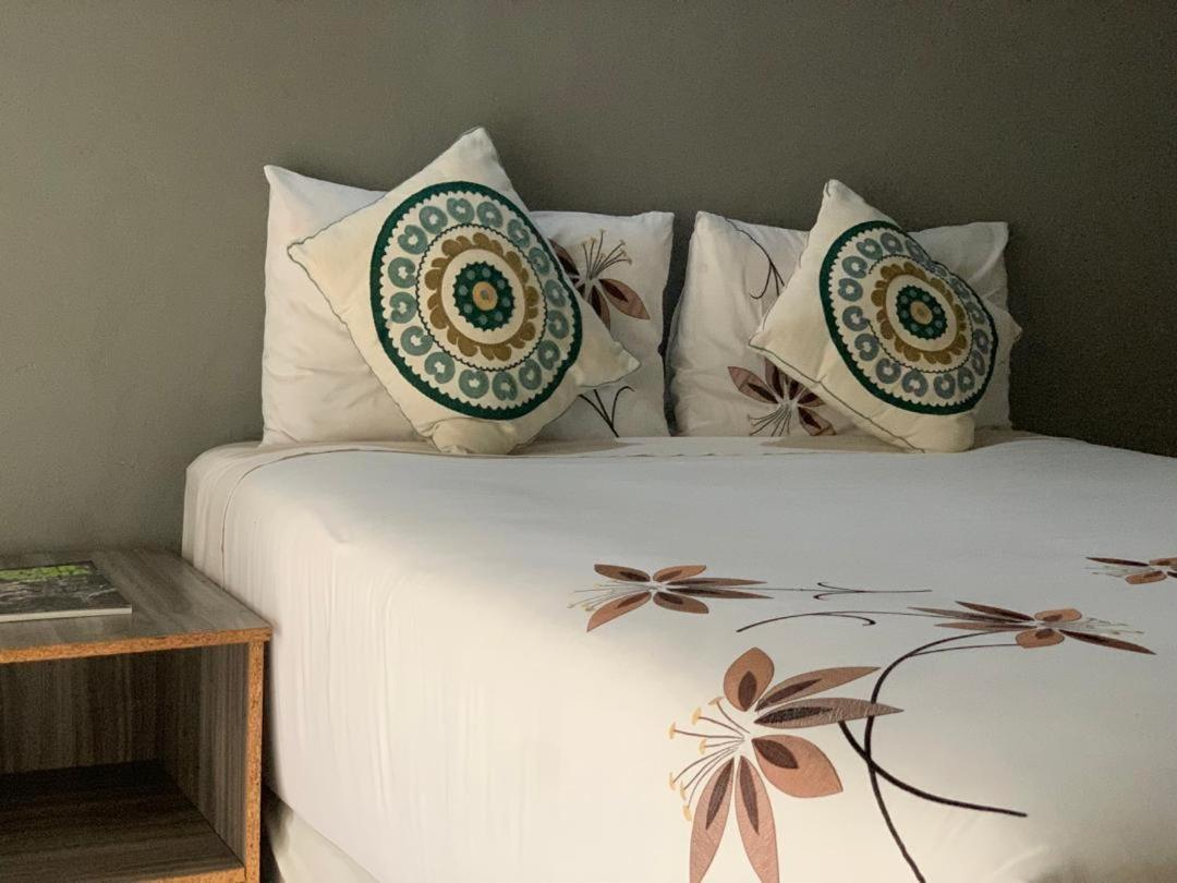 Jungle Breeze Home Stay Касане Екстериор снимка